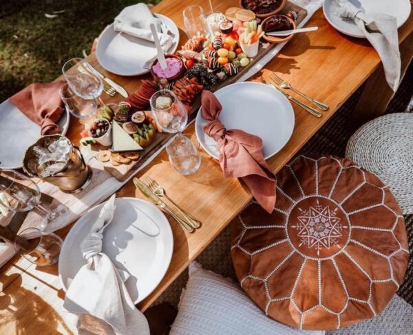 Sitz-pouf Chakira unter gedeckten Picknicktisch